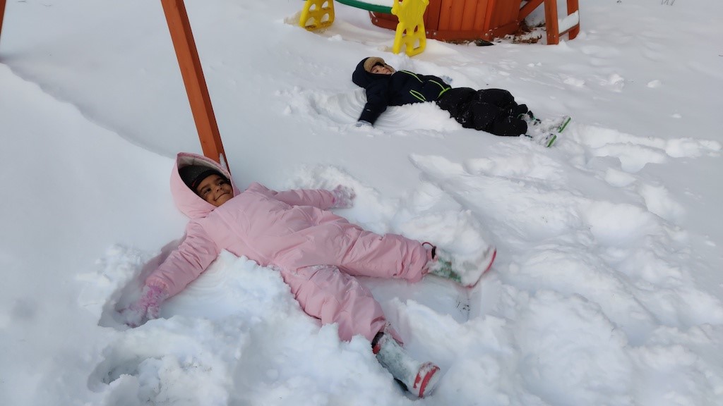 kids making snow angels