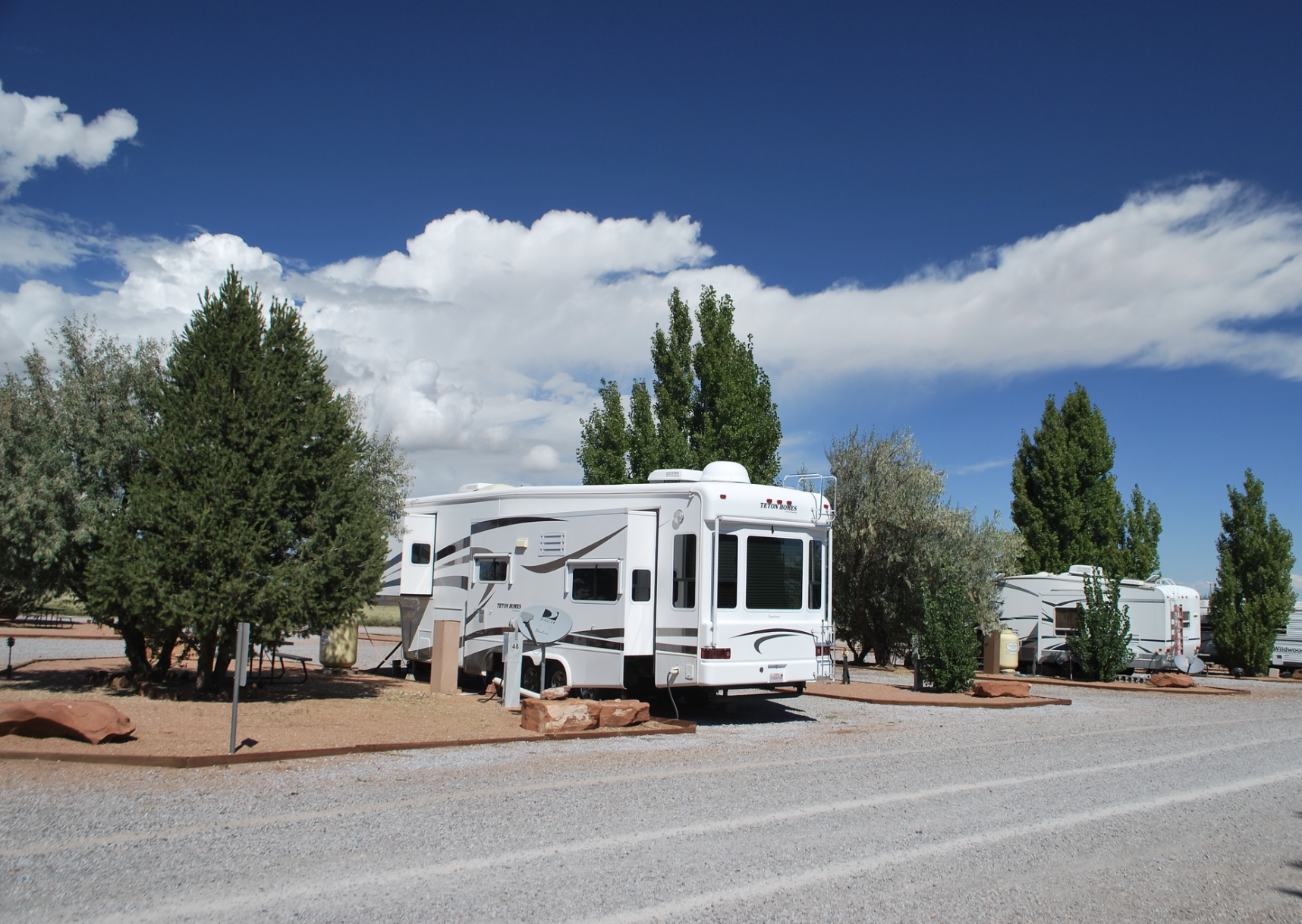 An RV at Meteor Crater RV Park in Winslow, Arizona.png 